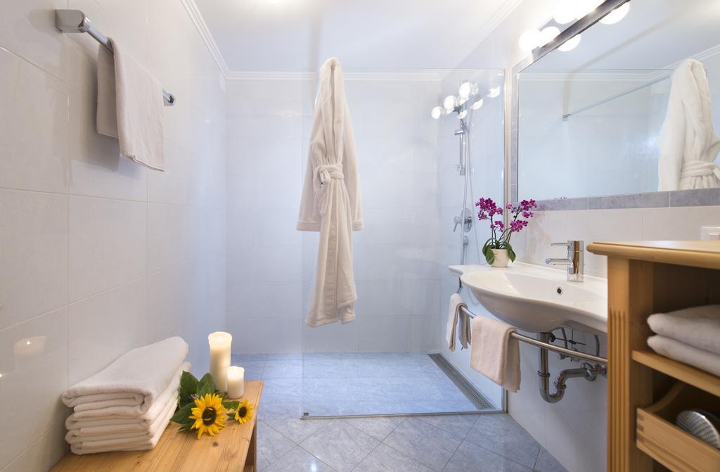 Dolomitenhotel Weisslahnbad Тирес Стая снимка