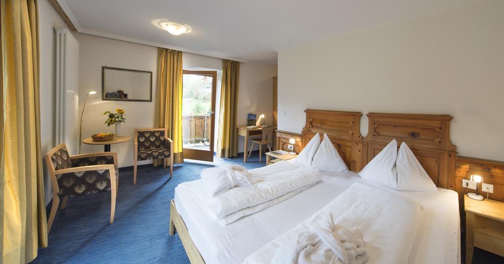 Dolomitenhotel Weisslahnbad Тирес Стая снимка