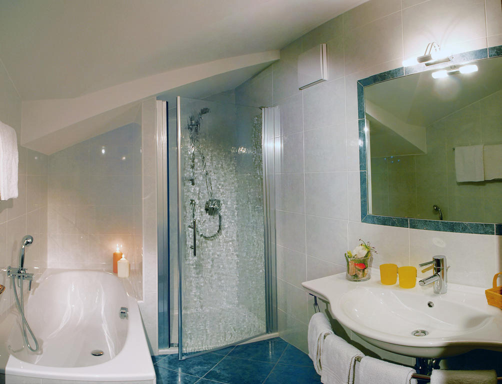 Dolomitenhotel Weisslahnbad Тирес Стая снимка
