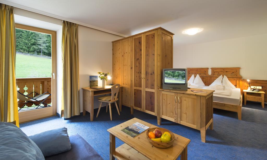 Dolomitenhotel Weisslahnbad Тирес Стая снимка